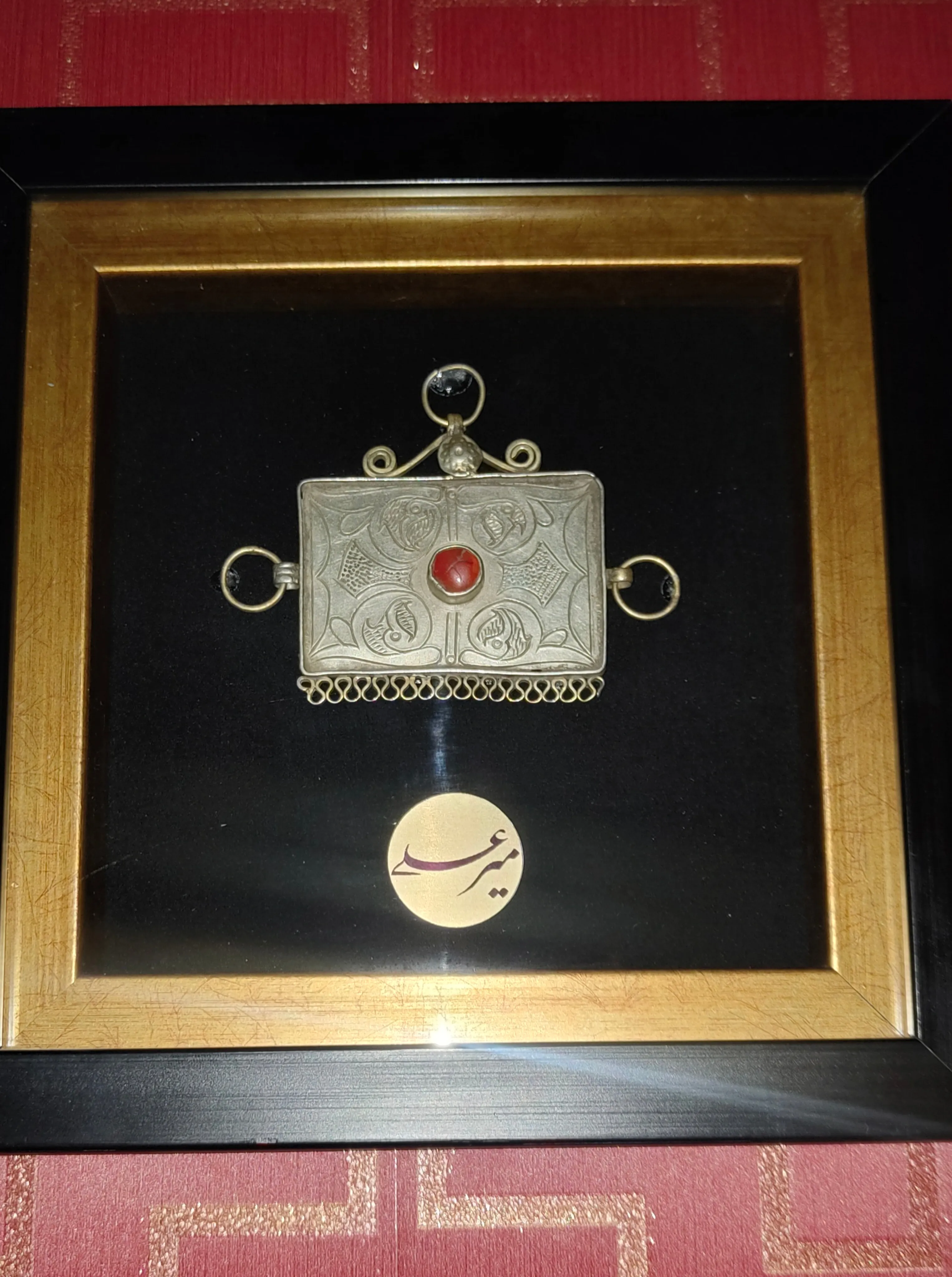 آویز / تعویذ نقره‌ای با سنگ عقیق سرخ کهنه